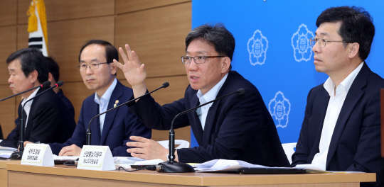 이련주 국무조정실 경제조정실장(오른쪽에서 두 번째)이 지난달 30일 정부세종청사 4동 공용브리핑룸에서 열린 POST-2020 국가 감축목표 확정 발표 브리핑에서 기자들의 질문에 답하고 있다. 이날 브리핑에선 우리나라의 온실가스 감축목표를 2030년 배출전망치(BAU) 대비 37%로 확정했다고 밝혔다. 'BAU(Business as usual)'는 특별한 조치를 취하지 않으면 배출될 것으로 예상되는 미래전망치, 즉 국민경제의 통상적 성장관행을 전제로 유가변동·인구변동·경제성장률 등에 따라 영향을 받을 미래의 온실가스 배출 추계치이다.  연합뉴스